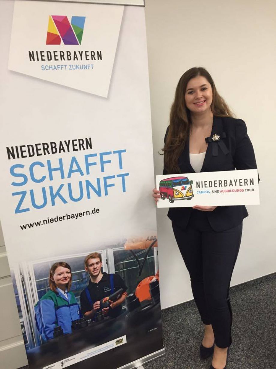 christina_mit_schild_und_rollup.jpg