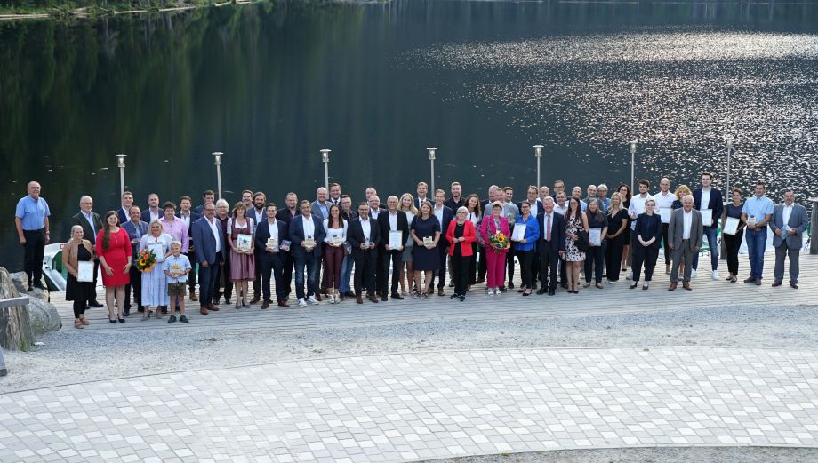 gruppenbild_mit_see.jpg